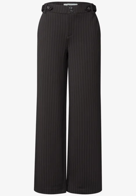 Pantalon large noir à fines rayures, taille haute et plis devant.