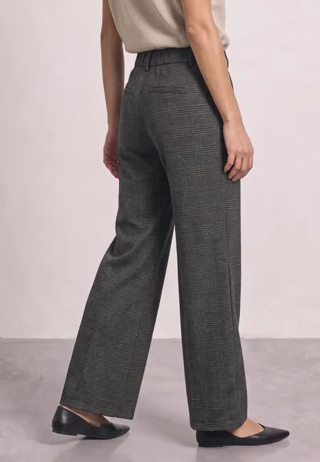 Pantalon gris anthracite ample taille haute porté avec des ballerines noires.