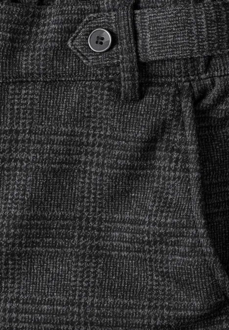 Gros plan sur un pantalon gris à carreaux Glencheck avec passants de ceinture et bouton