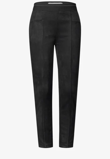 Pantalon noir pour femme, coupe ajustée, taille mi-haute avec poches latérales discrètes.