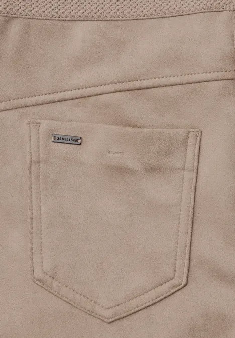 Lichtbeige suède-look broek met opgestikte achterzak en klein merkembleem