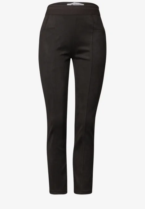 Pantalon noir ajusté pour femme, coupe slim et tissu uni lisse.