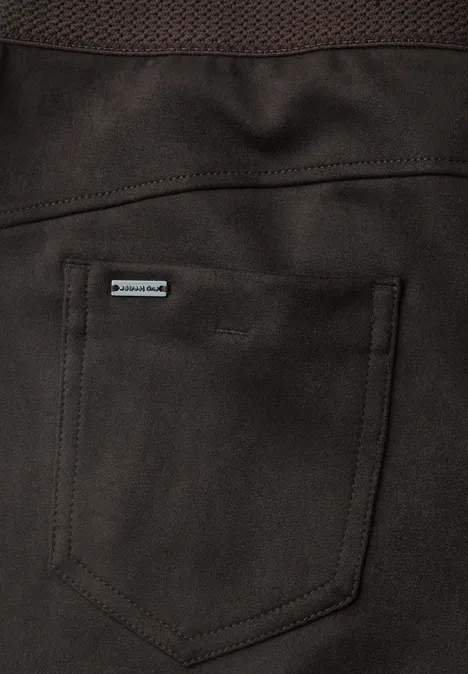 Pantalon foncé en toile épaisse avec poche arrière plaquée et petit label