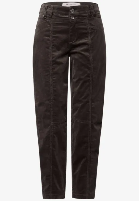 Schwarze, hoch sitzende Cordhose mit schmal zulaufenden Beinen und Naht-Details.