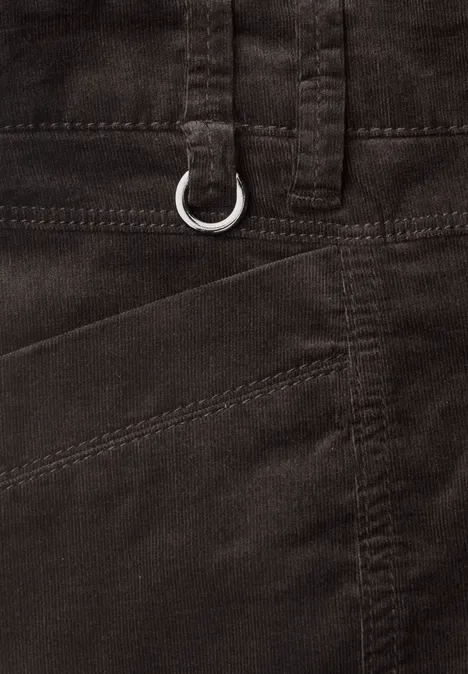 Dunkle Hose mit D-Ring aus Metall an der Gürtelschlaufe und sichtbarer Tasche.