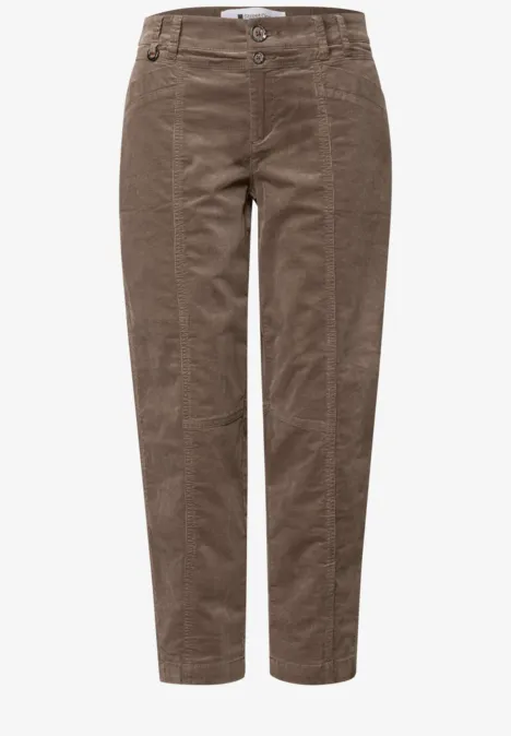 Barrel Leg Hose aus Cord im Casual Fit velvet mocha Braune Cordhose mit geradem Schnitt und mittlerer Bundhöhe.