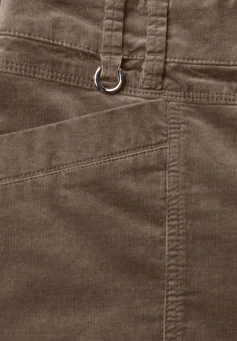 Barrel Leg Hose aus Cord im Casual Fit velvet mocha Nahaufnahme einer braunen Cordhose mit seitlicher Tasche und Metallring an der Gürtelschlaufe.