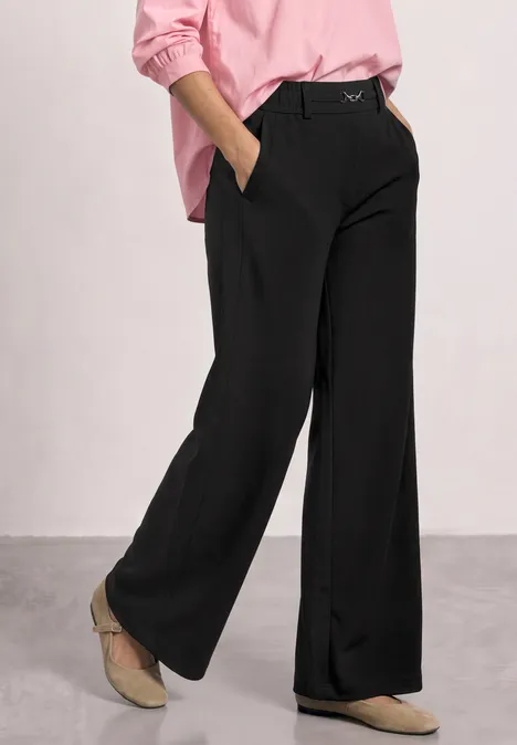 Schwarze, weite Damenhose aus fließendem Stoff.