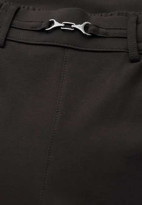 Schwarze Hose mit silbernem, hakenförmigem Verschluss an der Taille.