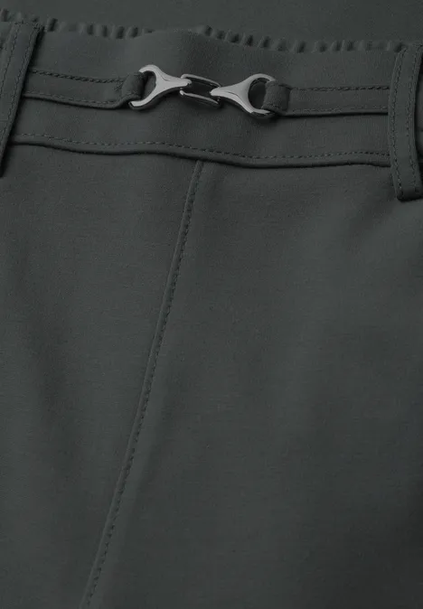 Dunkle Hose mit schickem Metallverschluss an der Taille