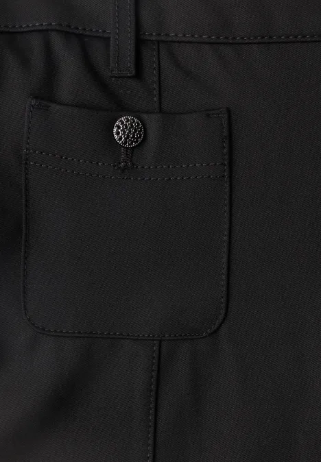 Bootcut Hose mit aufgesetzten Taschen Black Schwarzes Kleidungsstück mit aufgesetzter Tasche und silbernem Druckknopf.