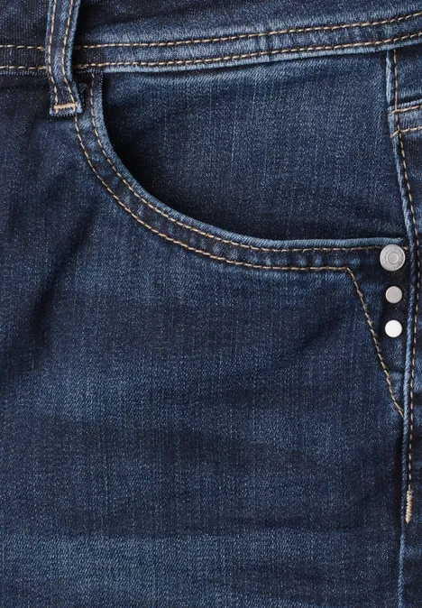 High Waist Bootcut Jeans im Slim Fit Dark Blue Washed Dunkle Jeans mit aufgesetzter Tasche, Gürtelschlaufe, Ziernähten und Metallnieten.