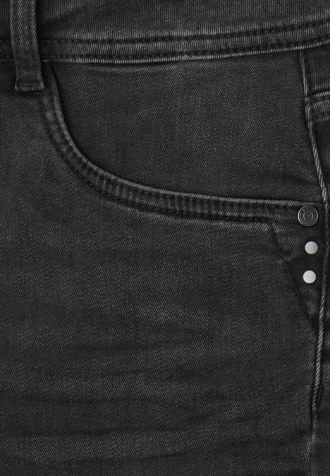 High Waist Bootcut Jeans im Slim Fit Black Washed Nahaufnahme einer schwarzen Jeans mit sichtbarer Tasche und Nieten