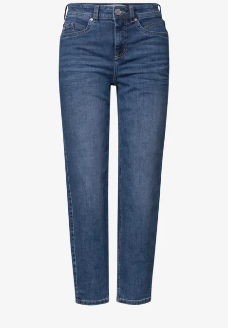 High Waist Barrel Leg Jeans im Loose Fit Medium Blue washed Eine klassische blaue Jeans mit geradem Schnitt, mittlerer Bundhöhe und schmal zulaufenden Beinen.