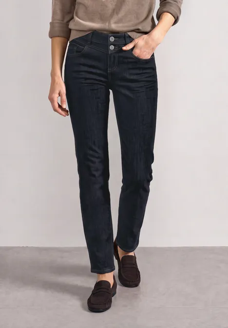 Jean taille moyenne, coupe Slim Leg, style décontracté Deep Rinse Washed Dunkelblaue, hoch taillierte Skinny-Jeans mit Knopfverschluss, kombiniert mit braunen Slippern.