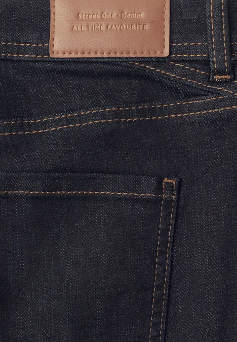 Jean taille moyenne, coupe Slim Leg, style décontracté Deep Rinse Washed Dunkle Jeans mit sichtbarer Gesäßtasche und braunem Lederetikett am Bund