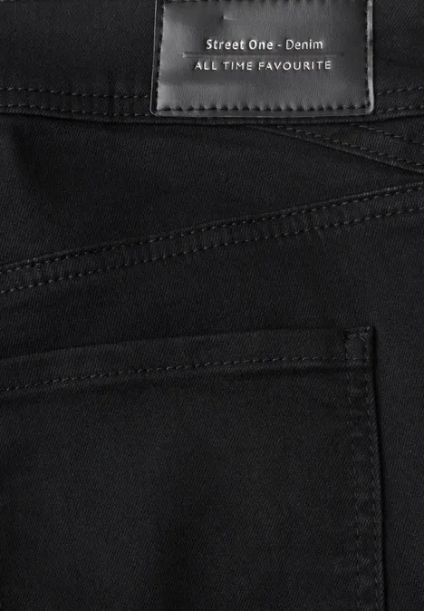 Mid Waist Slim Leg Jeans im Casual Fit Black Clean Washed Nahaufnahme einer schwarzen Denim-Jeans mit Etikett 'Street One Denim All Time Favourite'.