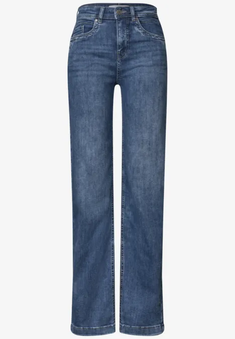 Eine gerade geschnittene, klassische blaue Jeans mit hoher Taille und fünf Taschen.