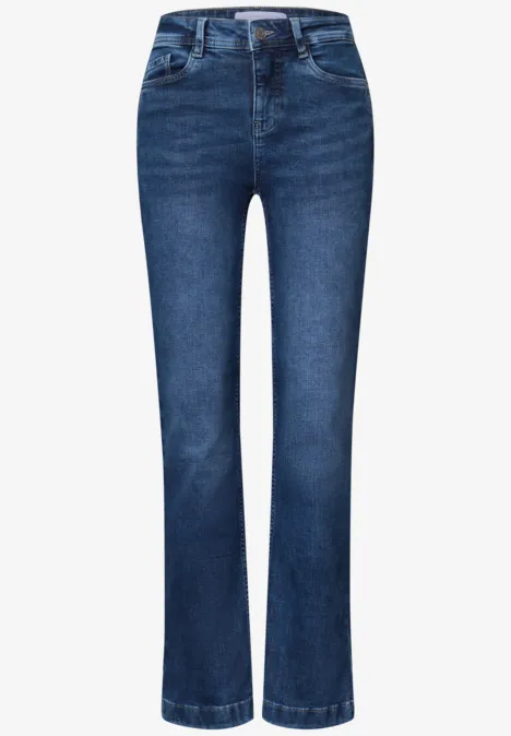 Jean en denim bleu, coupe droite, taille mi-haute, cinq poches.