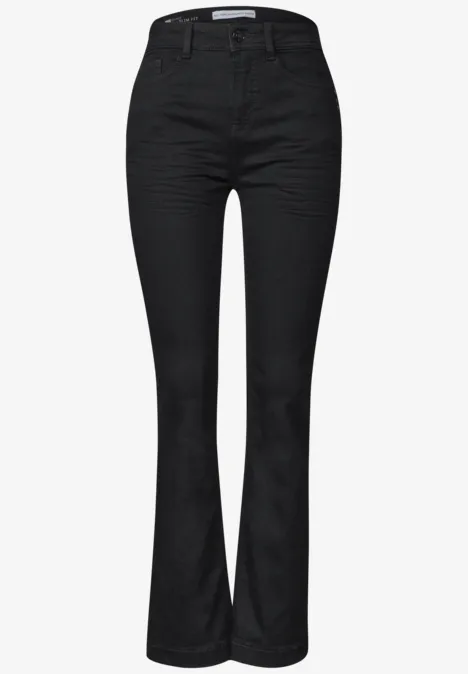 Jean noir taille haute à coupe légèrement évasée.