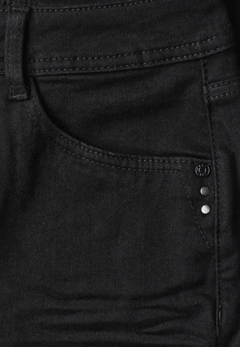 Jean en denim noir avec poche avant et rivets argentés.