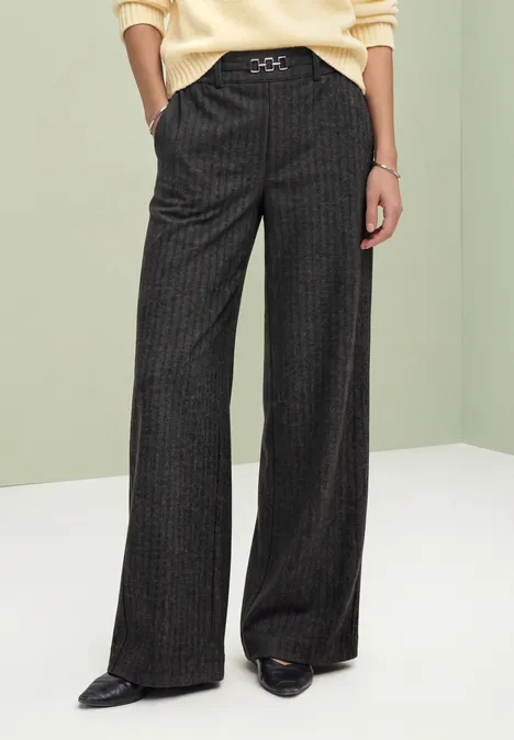 Stright Leg Hose mit Fishbone-Muster Black Weite, schwarz-graue Nadelstreifen-Hose mit hohem Bund und filigraner Schnallenschließe.