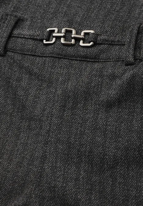 Stright Leg Hose mit Fishbone-Muster Black Detailaufnahme eines grauen Hosenbunds mit silberner Metallschließe.