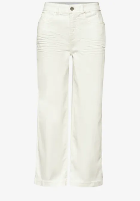 Weiße hochsitzende, gerade geschnittene Hose mit weitem Bein.