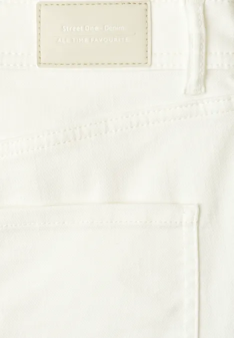 Nahaufnahme einer weißen Jeans mit sichtbarer Gesäßtasche und Label.