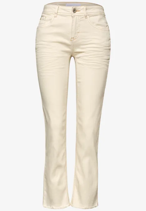 Helle cremefarbene Damenhose mit leicht ausgestelltem Bein und hohem Bund.