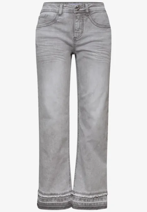 Graue, knöchellange Jeans mit geraden Beinen und feiner Spitzenbordüre am Saum.