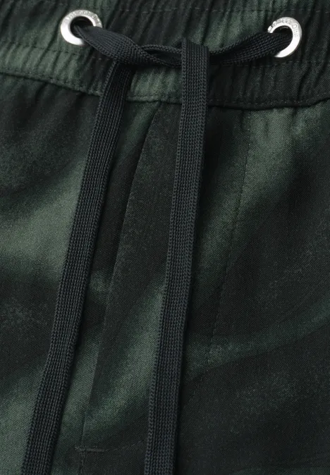 Nahaufnahme von dunklem Stoff mit Kordelzug und silbernen Ösen