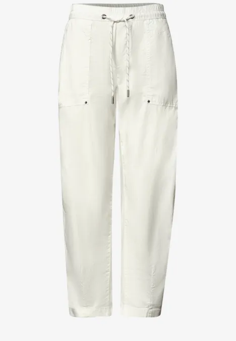 Weiße, lässige Hose aus leichtem Stoff mit elastischem Bund und Kordelzug.
