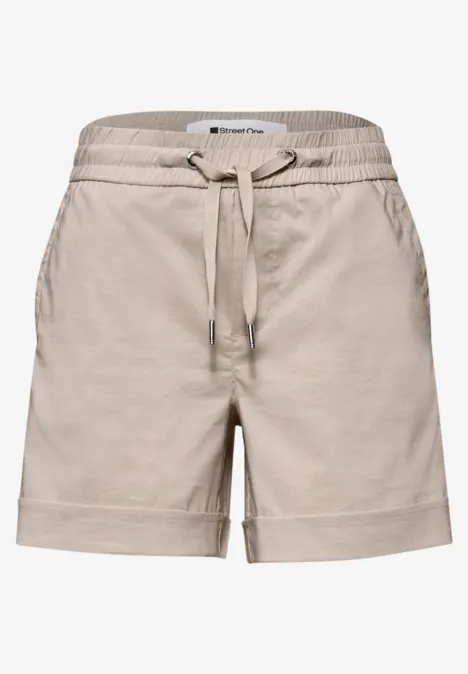 Beige damesshort met elastische taille, aantrekkoord, zijzakken en omgeslagen zoom.