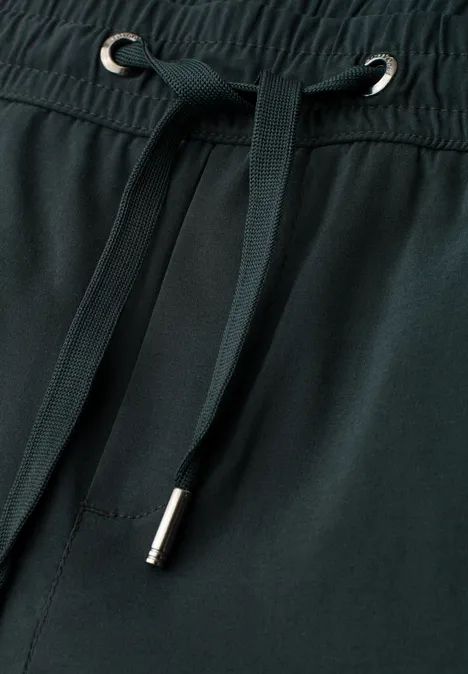 Nahaufnahme eines schwarzen Hosenbunds mit Kordelzug und Metallösen