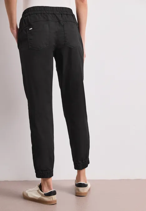 Schlichte schwarze Jogginghose mit Gummizug und Bündchen, gesehen von hinten.
