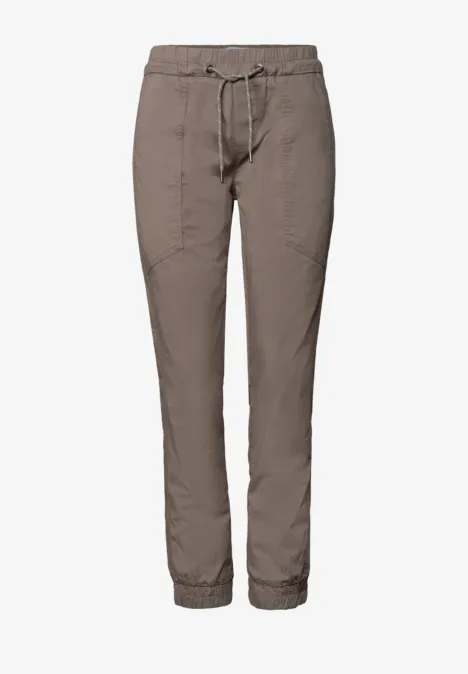Taupekleurige, smalle vrijetijdsbroek met elastische taille, pijpzomen en koord.