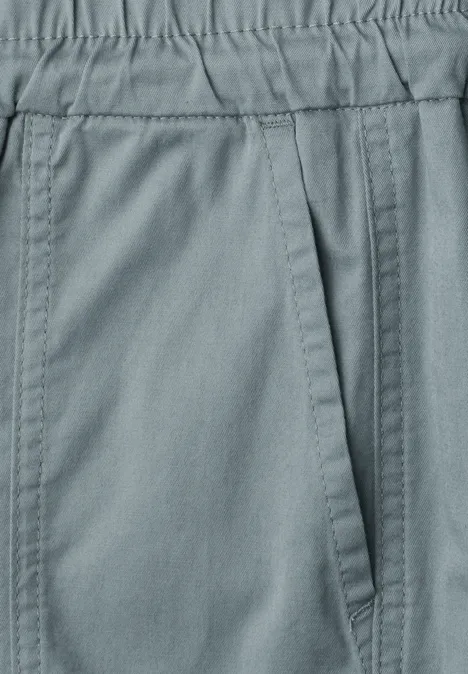 Graue Hose mit elastischem Bund und seitlicher Tasche.
