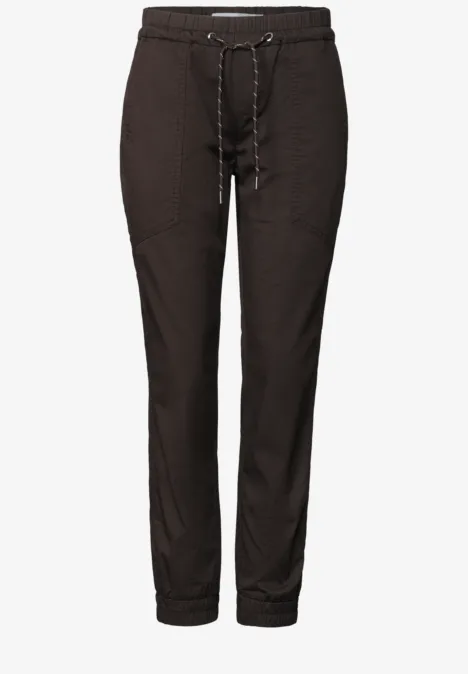 Schwarze Damen-Hose mit Kordelzug und schmal zulaufenden Beinen.