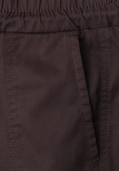 Nahaufnahme einer dunkelbraunen Hose mit elastischem Bund und seitlicher Eingrifftasche