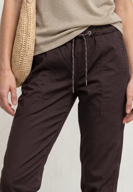 Dunkelbraune, lässig geschnittene Hose mit Kordelzug, aus leichtem Material