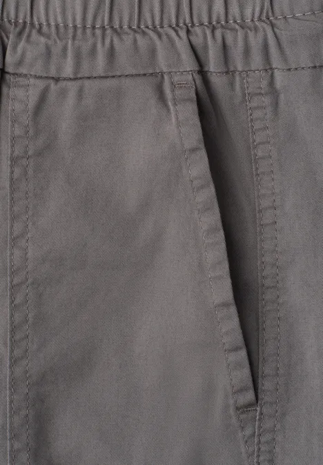 Graue Hose mit elastischem Bund und seitlicher Tasche.
