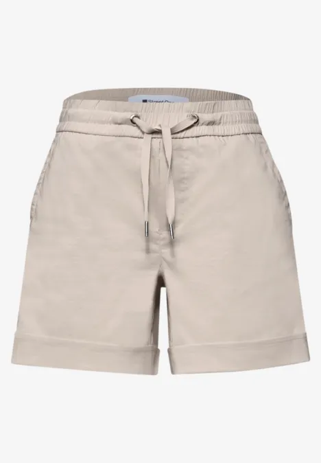 Schlichte beigetönige Shorts mit verstellbarem Bund und Umschlagsaum.