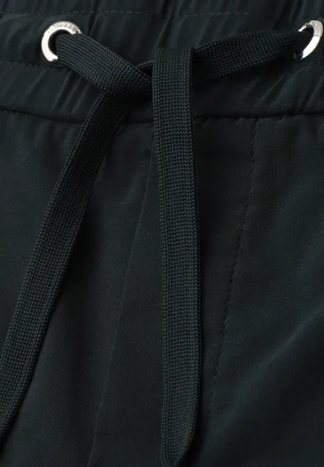 Zwarte broek met aantrekkoord in de taille, eenvoudig ontwerp.