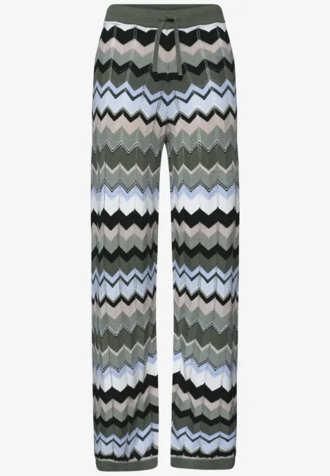 Weiche Strickhose mit farbigen Zickzack-Streifen in Grün, Grau, Weiß, Schwarz und Hellblau.