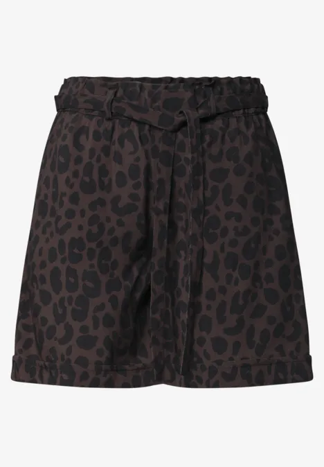 Dunkelbraune Shorts mit schwarzem Leopardenmuster und Bindegürtel
