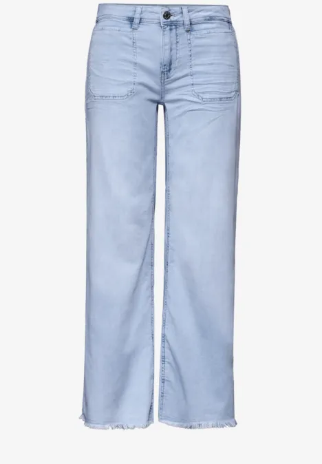 Hellblaue, weite Jeanshose mit hoher Taille und rohem Saum.