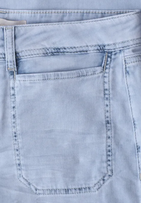 Nahaufnahme einer hellblauen Jeanstasche mit sichtbaren Nähten.