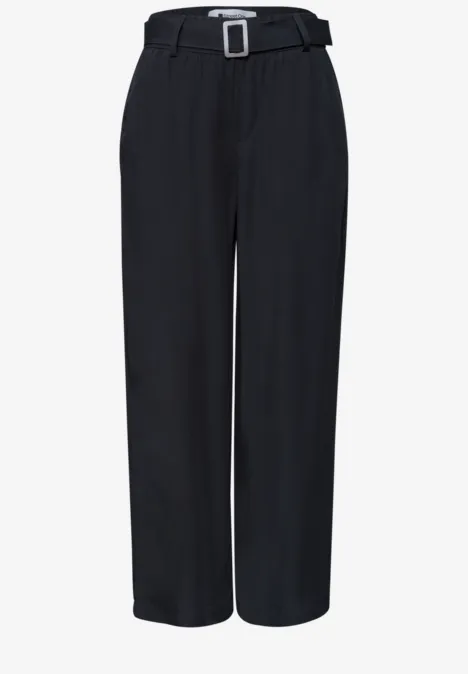 Schwarze, gerade geschnittene Damenhose mit hohem Bund und Gürtel.