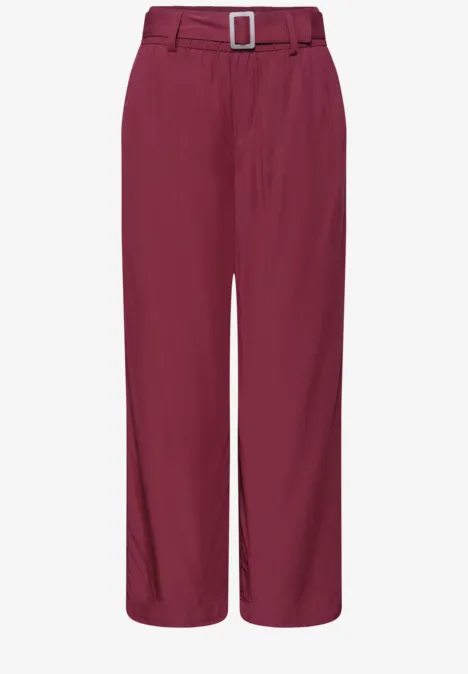 Wijde, hooggetailleerde wijnrode broek met bijpassende riem
